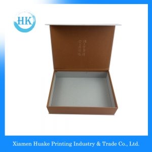Boîte cartonnée blanche en papier kraft avec estampage à chaud 