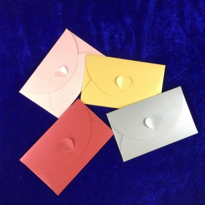 Enveloppes colorées de tailles différentes 