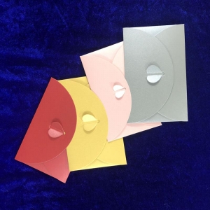 Enveloppes colorées de tailles différentes 