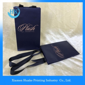 Le ruban de luxe manipule des sacs en papier achats de cadeau avec votre propre logo 