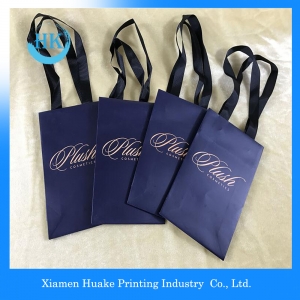 Le ruban de luxe manipule des sacs en papier achats de cadeau avec votre propre logo 